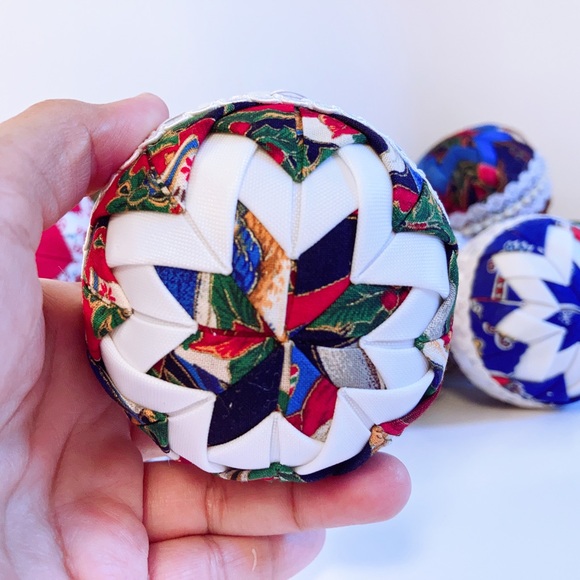 14 HANDMADE TEXTILE FOLDED Quilted HOLIDAY RIBBON CHRISTMAS ORNAMENT BALLS - Picture 2 of 9